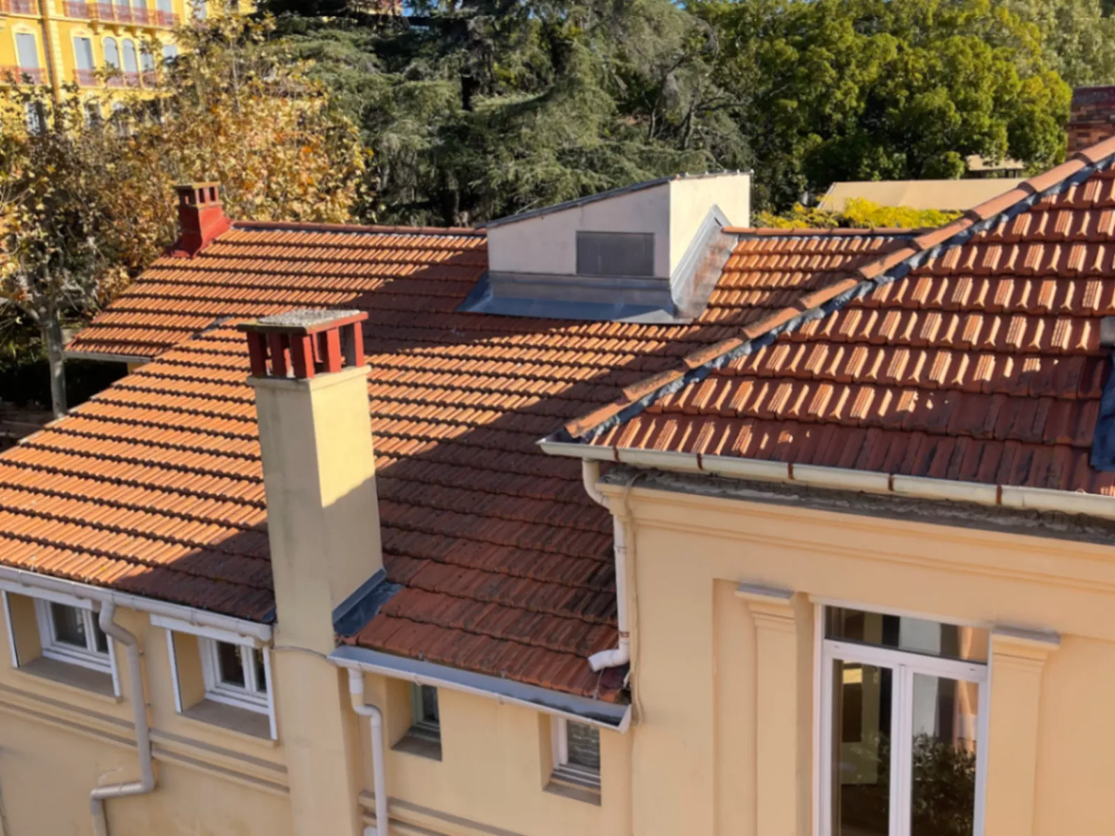 Réfection complète d'une toiture en tuiles canal à Toulon (Var) par AGH Rénovation