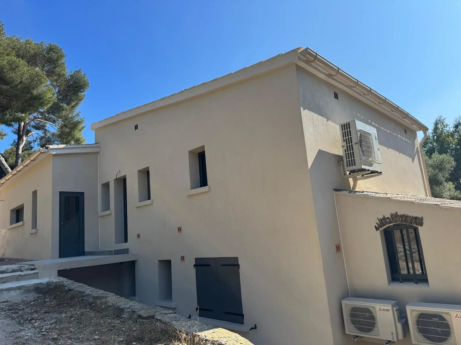 Villa contemporaine neuve avec gros œuvre et enduit de façade réalisés à Toulon (Var) par AGH Rénovation