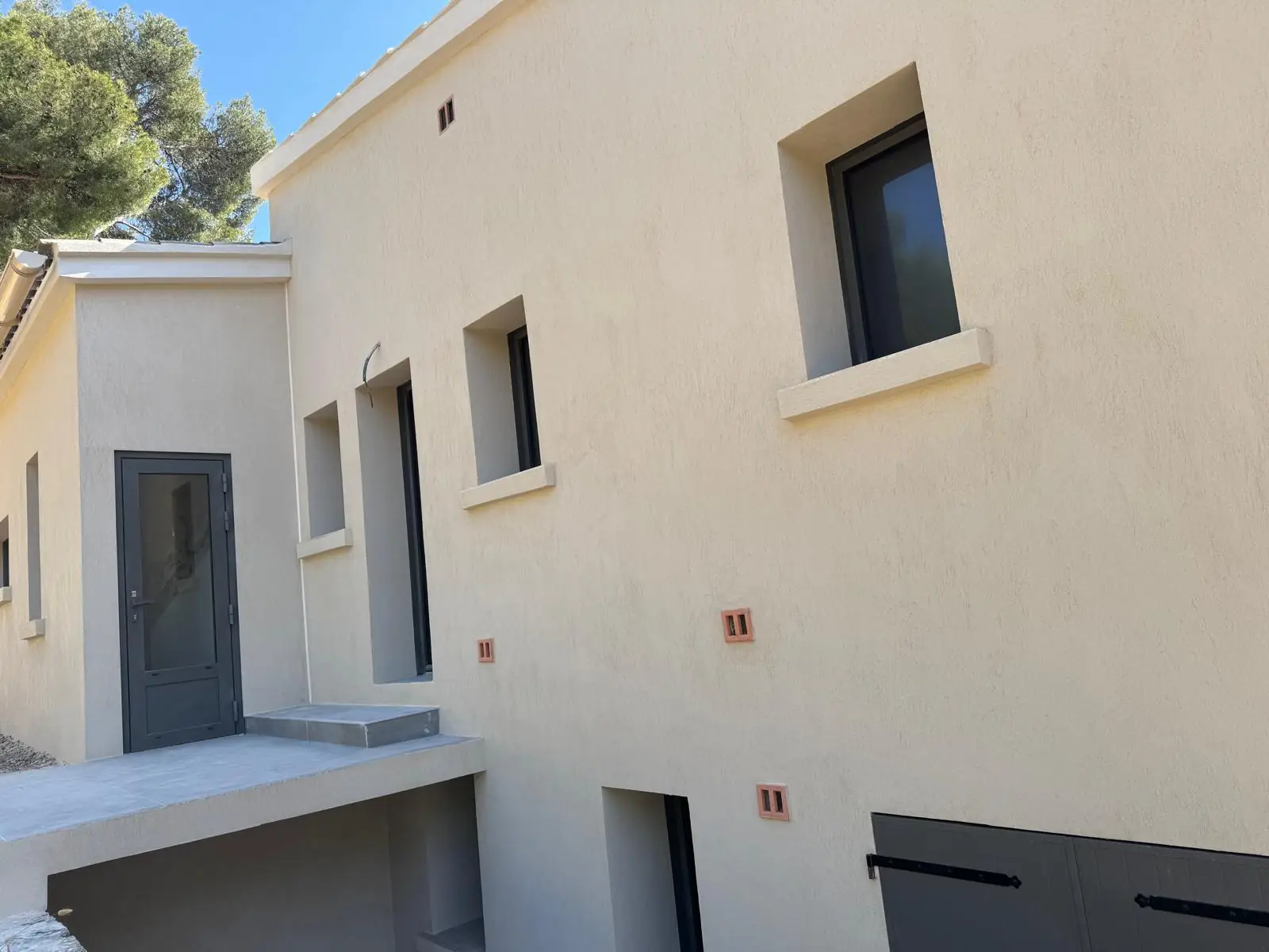 Ravalement de façade avec enduit teinté sur une villa de Toulon (Var) par AGH Rénovation