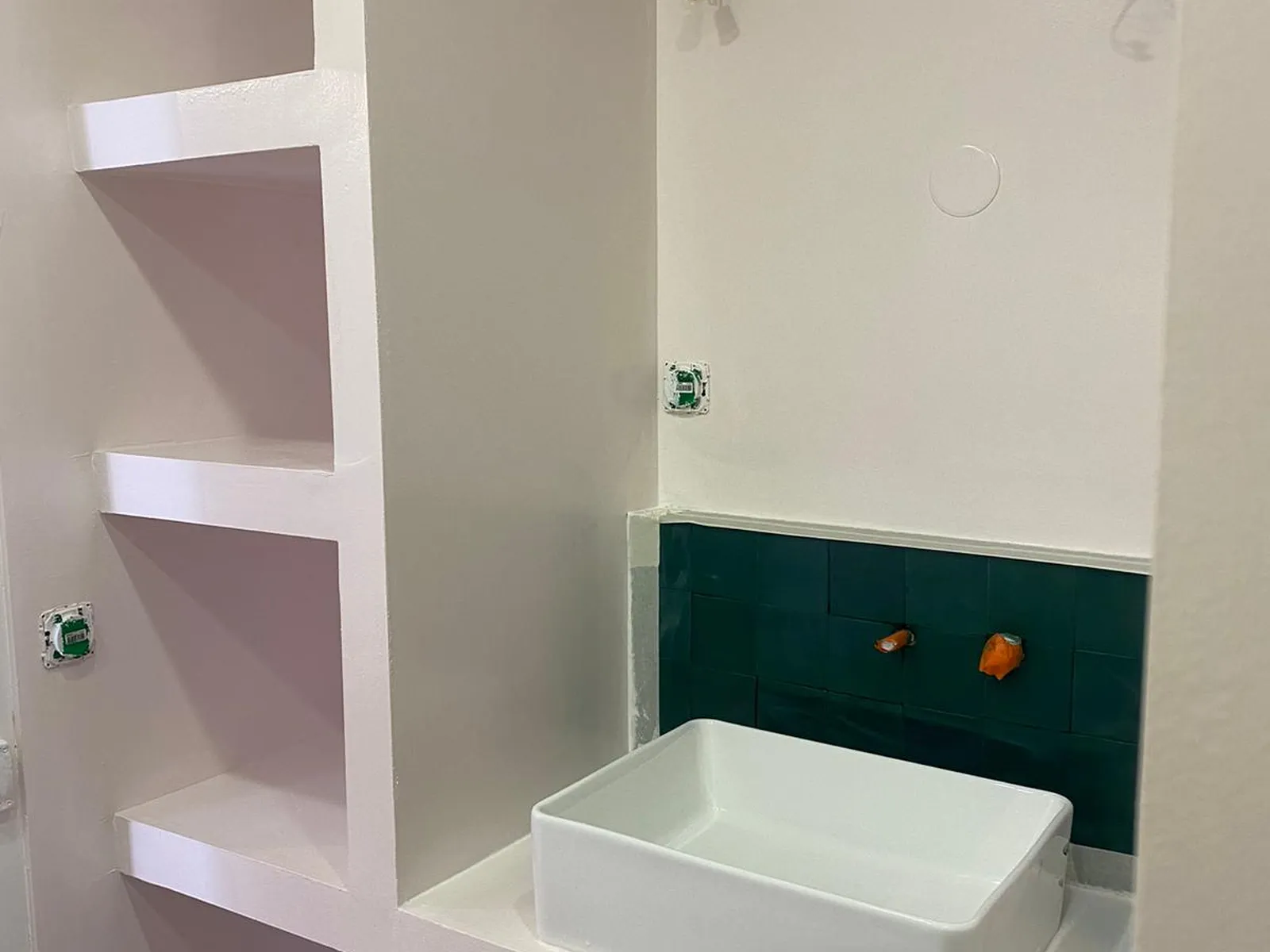 Salle d'eau rénovée avec vasque, niches maçonnées et faïence verte à Sanary-sur-Mer (Var) par AGH Rénovation