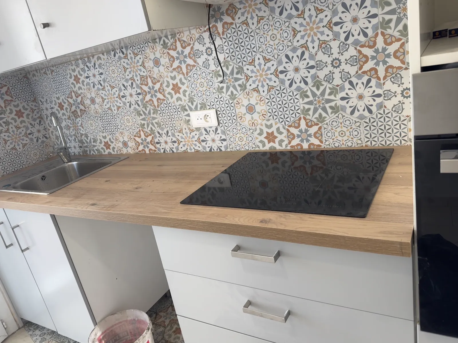 Cuisine entièrement rénovée avec plan de travail et crédence en carreaux de ciment à Toulon (Var) par AGH Rénovation